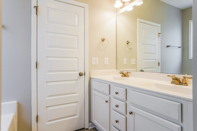 2,115/Mo, 229 Lanier Place Clayton, NC 27527 Main Bathroom View