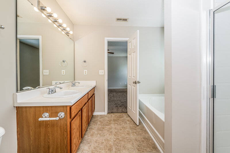 2,115/Mo, 1020 Gelfield Rd Knightdale, NC 27545 Main Bathroom View