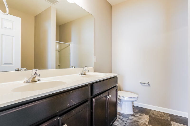 2,325/Mo, 97 Gaillardia Way Clayton, NC 27527 Main Bathroom View