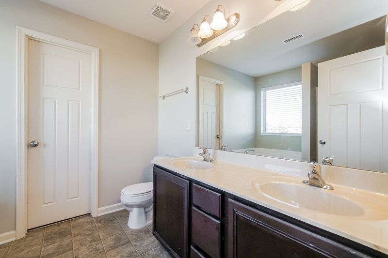 2,700/Mo, 195 Callahan Trail Garner, NC 27529 Main Bathroom View