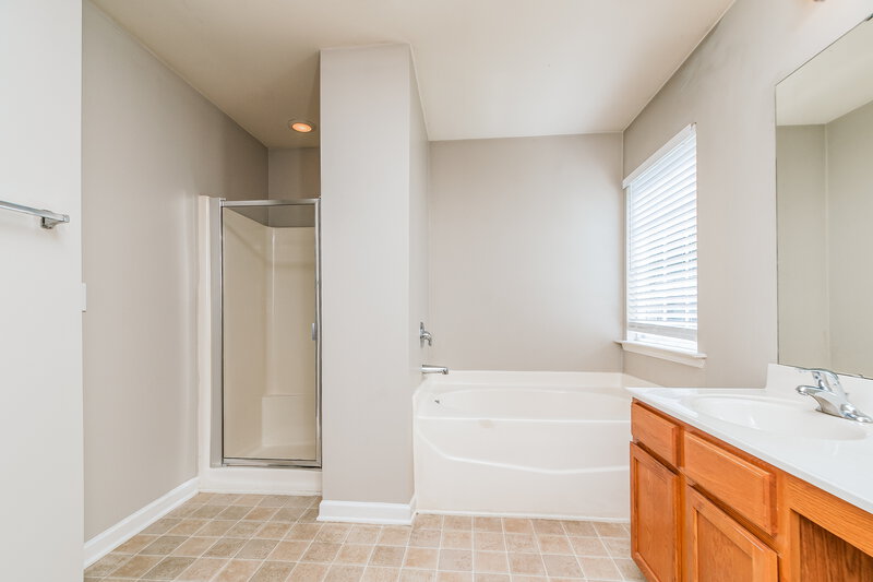 1,835/Mo, 826 Red Oak Tree Drive Fuquay Varina, NC 27526 Main Bathroom View