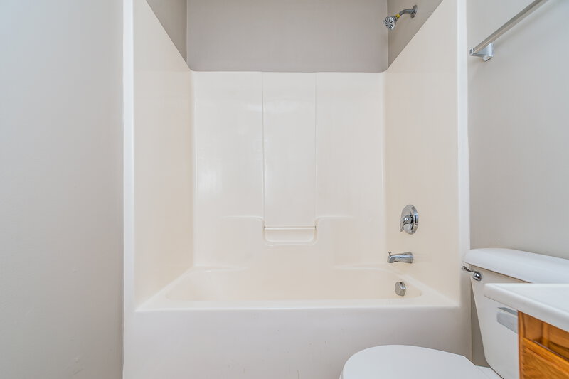 1,835/Mo, 826 Red Oak Tree Drive Fuquay Varina, NC 27526 Bathroom View