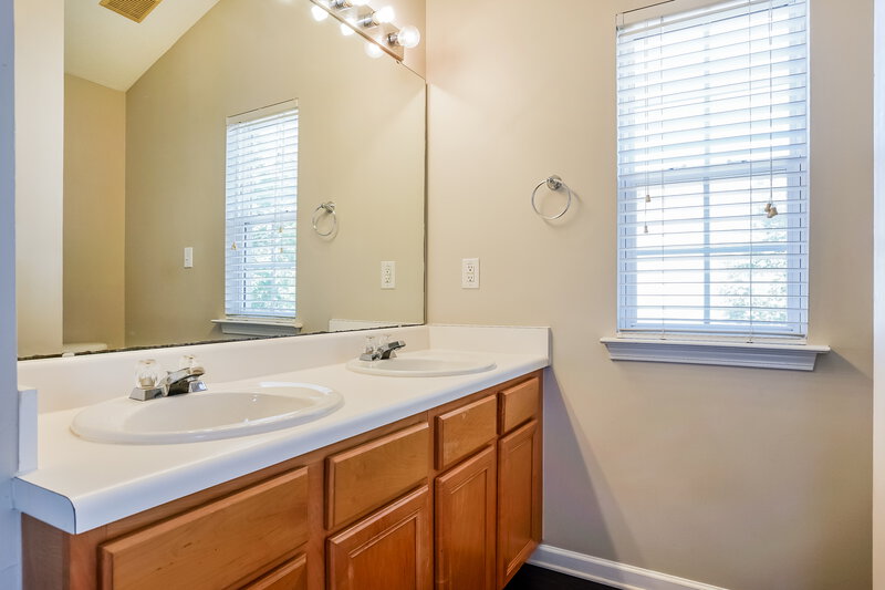 1,920/Mo, 5521 Seaspray Ln Raleigh, NC 27610 Main Bathroom View
