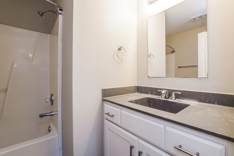 1,765/Mo, 4012 Mindspring Drive Raleigh, NC 27610 Main Bathroom View