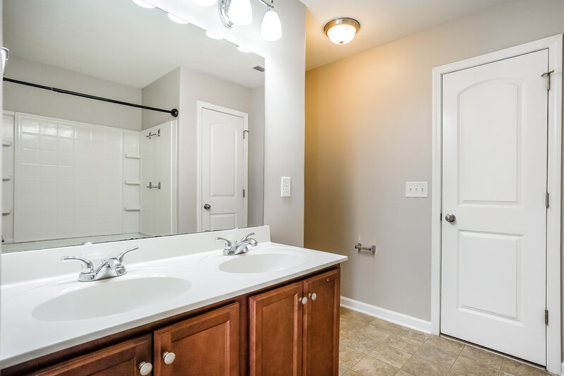 2,090/Mo, 4745 Queen Pierrette Street Raleigh, NC 27610 Main Bathroom View