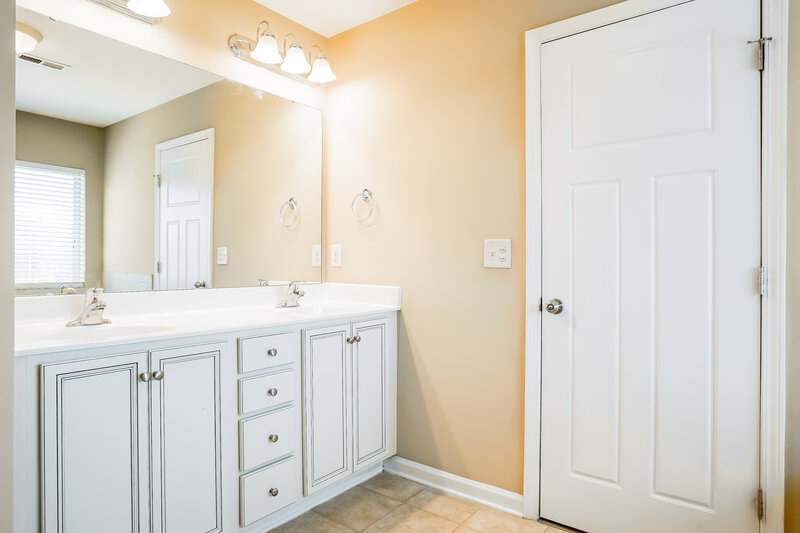 2,360/Mo, 22 Stonemoor Circle Garner, NC 27529 Main Bathroom View 2