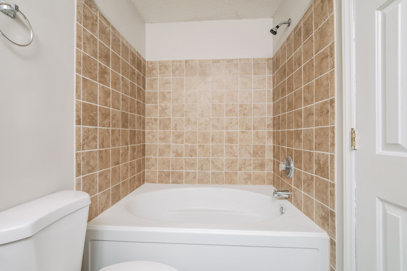 1,700/Mo, 3216 Marcony Way Raleigh, NC 27610 Main Bathroom View 2