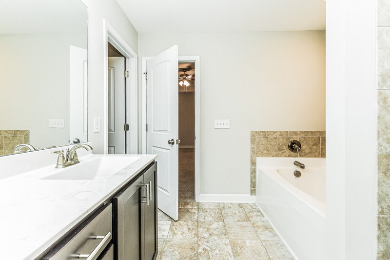 2,085/Mo, 252 Lanier Pl Clayton, NC 27527 Main Bathroom View
