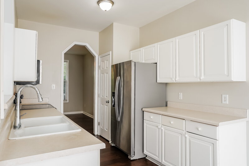 2,255/Mo, 8015 Willowglen Drive Raleigh, NC 27616 Kitchen View 2