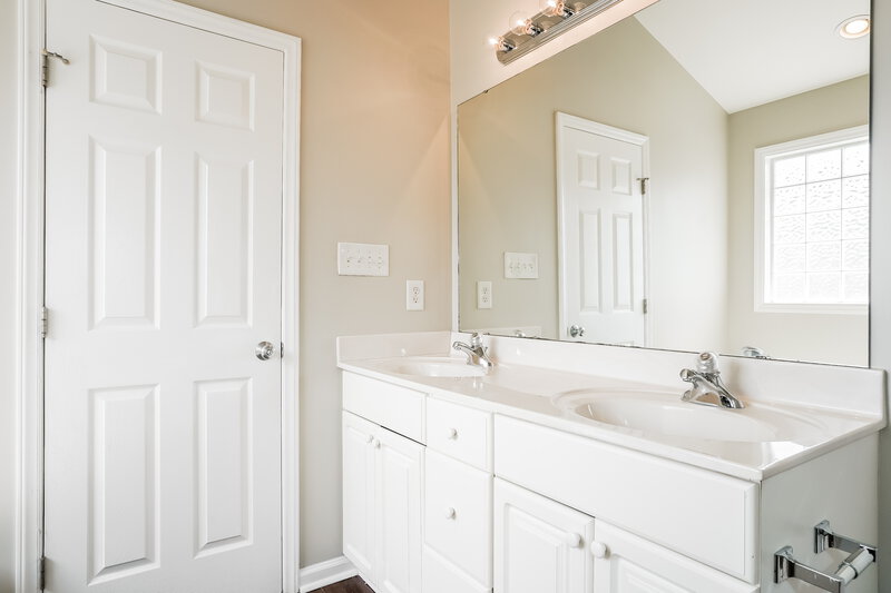 2,255/Mo, 8015 Willowglen Drive Raleigh, NC 27616 Main Bathroom View
