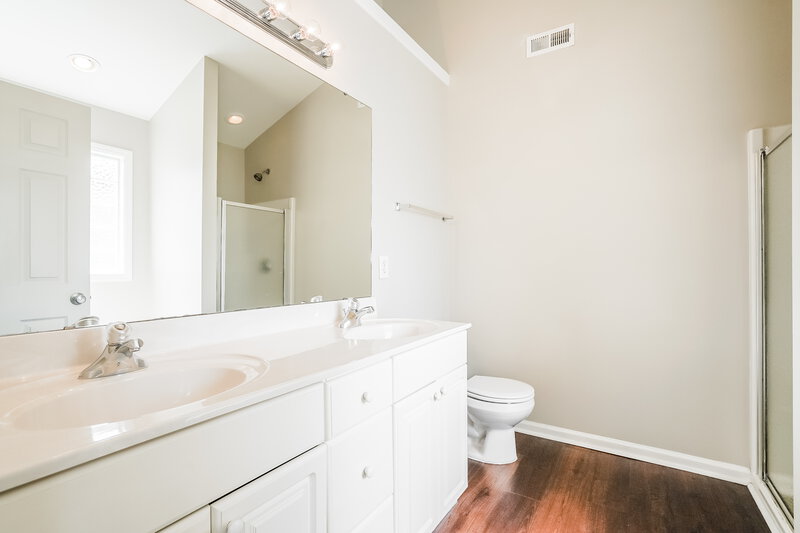 2,255/Mo, 8015 Willowglen Drive Raleigh, NC 27616 Main Bathroom View 2