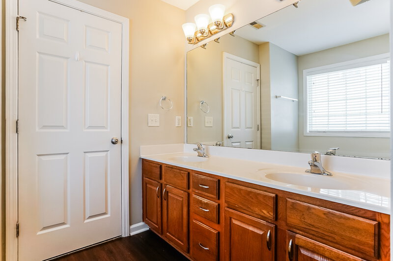 1,945/Mo, 610 Crosstie Street Knightdale, NC 27545 Main Bathroom View