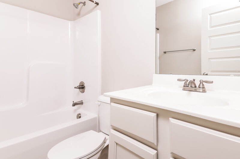 2,450/Mo, 38 Birdo Point Way Garner, NC 27529 Bathroom View