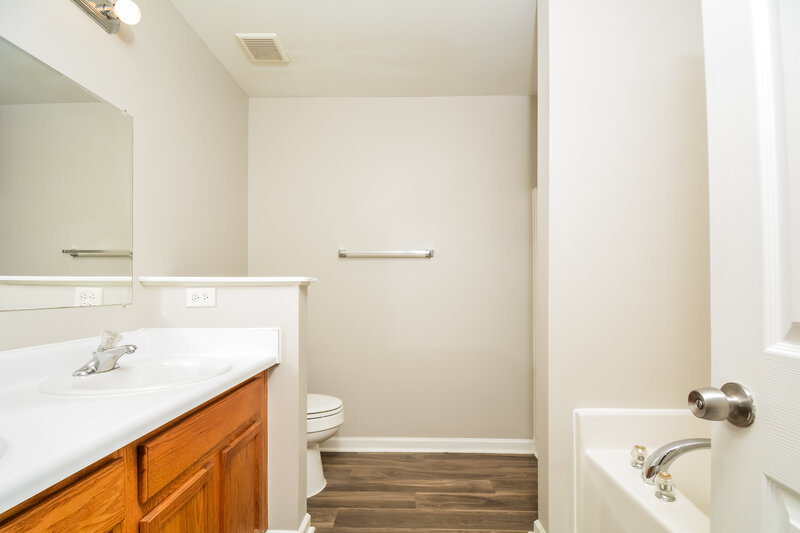 2,710/Mo, 3928 Laurel Glen Drive Raleigh, NC 27610 Main Bathroom View