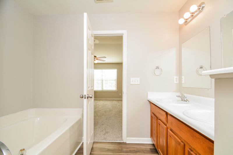 2,710/Mo, 3928 Laurel Glen Drive Raleigh, NC 27610 Main Bathroom View 2