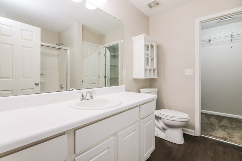 1,925/Mo, 3516 Hamilton Mill Drive Raleigh, NC 27616 Main Bathroom View