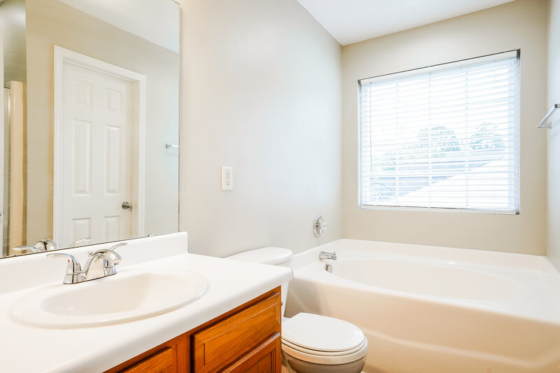 2,410/Mo, 3430 Idlewood Village Drive Raleigh, NC 27610 Main Bathroom View