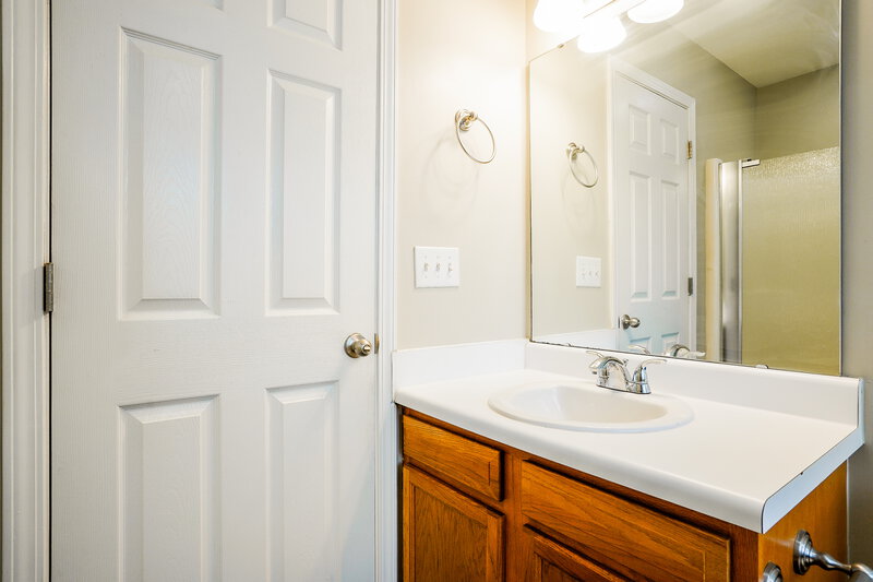 2,410/Mo, 3430 Idlewood Village Drive Raleigh, NC 27610 Main Bathroom View 2