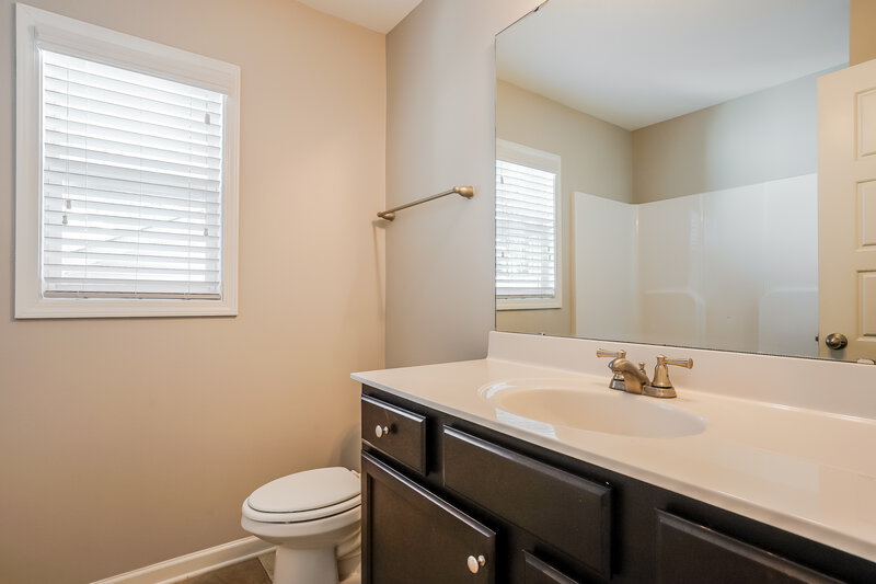 1,775/Mo, 422 Crawford Parkway Clayton, NC 27520 Bathroom View