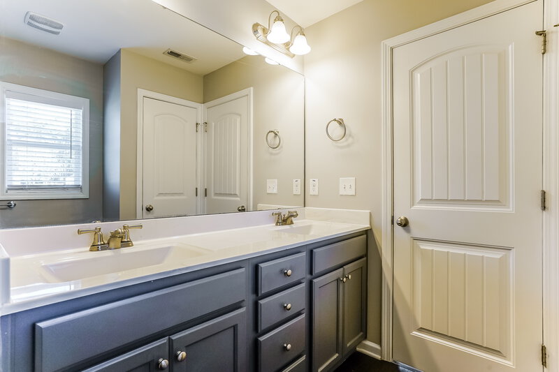 1,825/Mo, 395 Crawford Parkway Clayton, NC 27520 Bathroom View