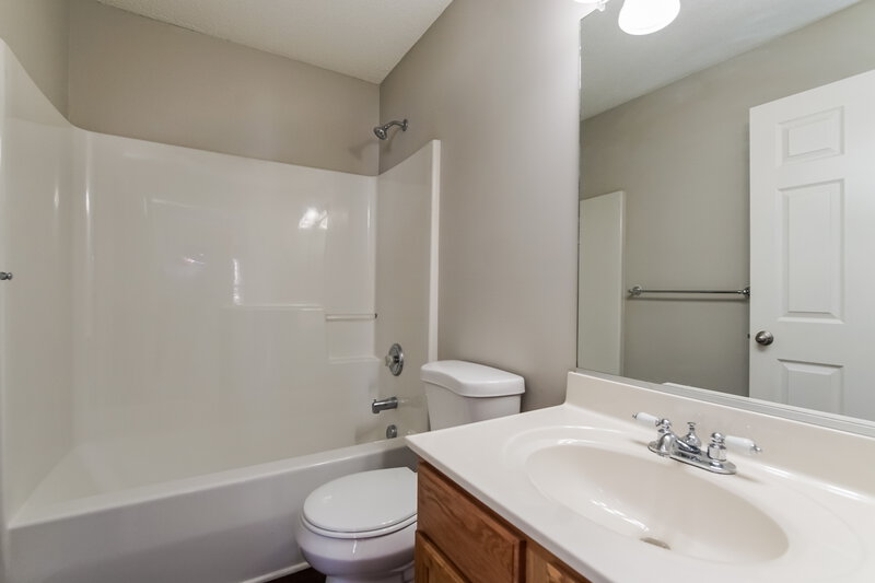 2,085/Mo, 4453 Cardinal Grove Boulevard Raleigh, NC 27616 Bathroom View