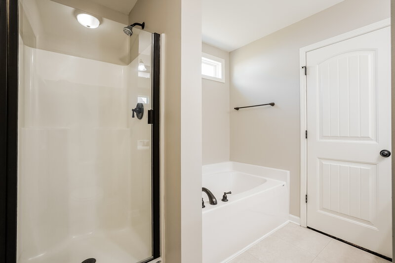 2,150/Mo, 14 W Lumber Court Clayton, NC 27520 Main Bathroom View