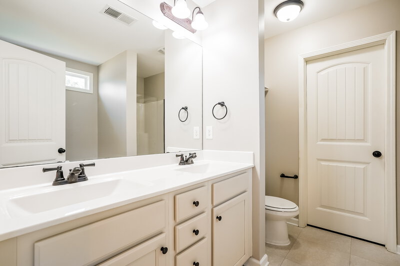 2,150/Mo, 14 W Lumber Court Clayton, NC 27520 Bathroom View