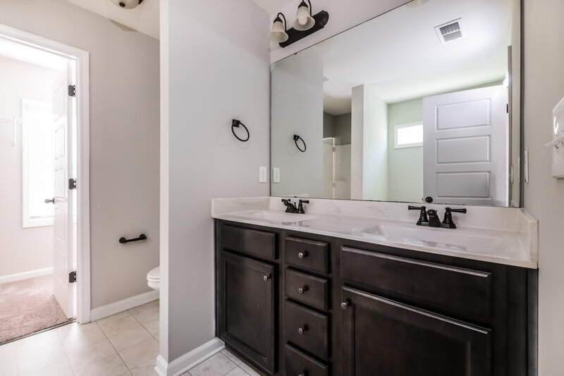 0/Mo, 26 W Lumber Court Clayton, NC 27520 Main Bathroom View