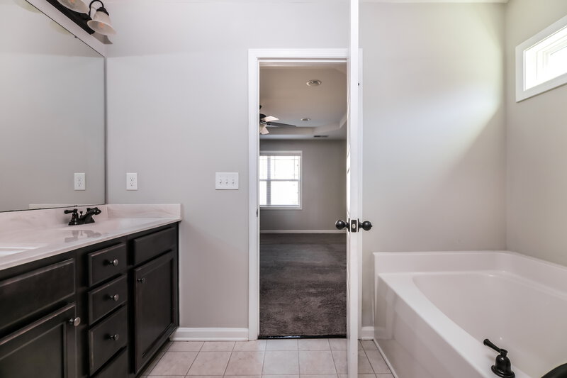 0/Mo, 26 W Lumber Court Clayton, NC 27520 Main Bathroom View 2