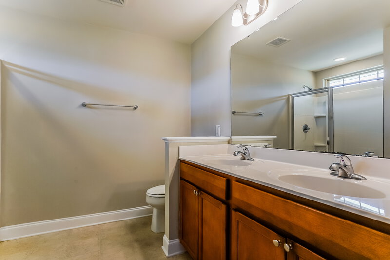 2,135/Mo, 42 Cordova St Clayton, NC 27527 Main Bathroom View