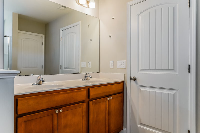 2,135/Mo, 42 Cordova St Clayton, NC 27527 Main Bathroom View 2