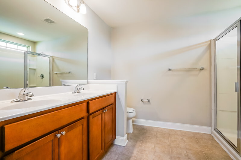 2,135/Mo, 422 River Dell Townes Ave Clayton, NC 27527 Main Bathroom View