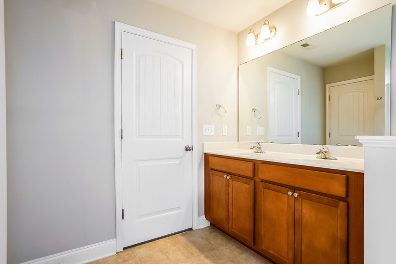 2,135/Mo, 422 River Dell Townes Ave Clayton, NC 27527 Bathroom View