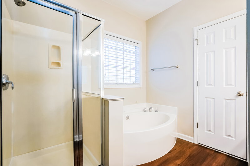 1,960/Mo, 125 Pearson Place Clayton, NC 27527 Main Bathroom View