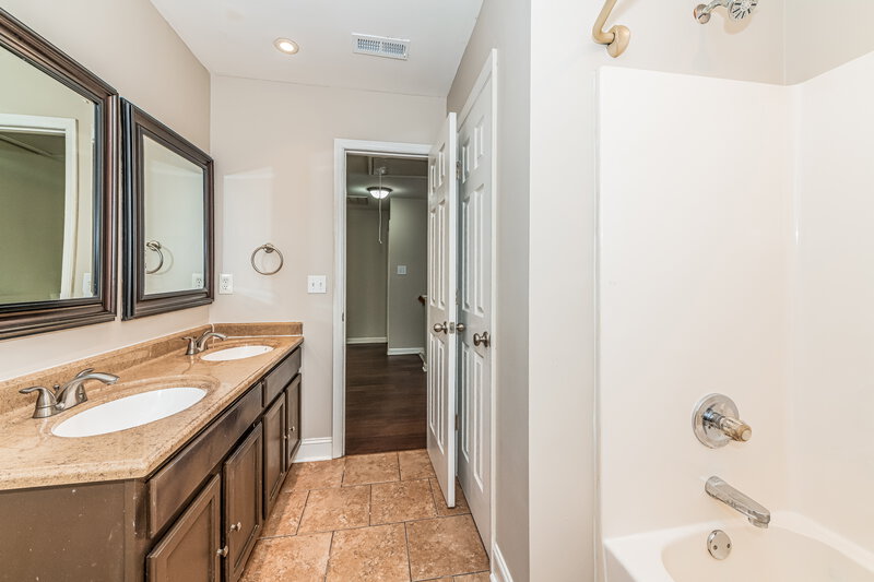 2,455/Mo, 6412 Willowlawn Dr Wake Forest, NC 27587 Main Bathroom View 2