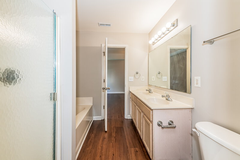 2,455/Mo, 6412 Willowlawn Dr Wake Forest, NC 27587 Bathroom View