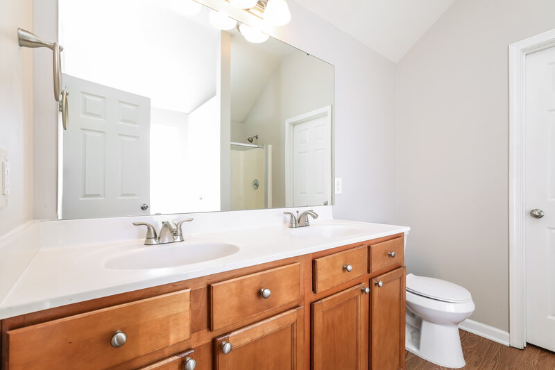 1,945/Mo, 5212 Chasteal Trl Raleigh, NC 27610 Main Bathroom View