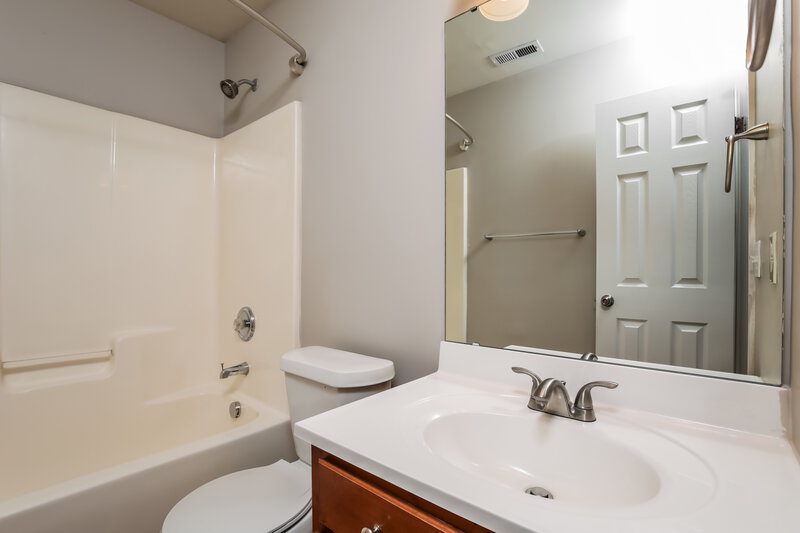 1,945/Mo, 5212 Chasteal Trl Raleigh, NC 27610 Bathroom View