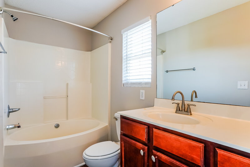 0/Mo, 1101 Tellis Drive Knightdale, NC 27545 Main Bathroom View