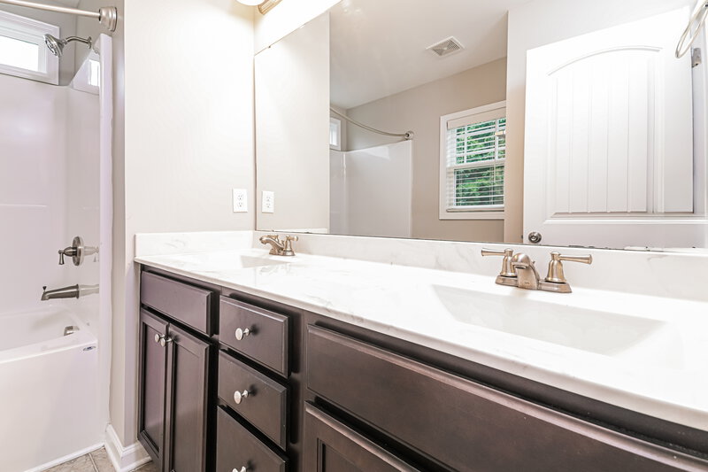 2,780/Mo, 157 Golden Gate Parkway Clayton, NC 27520 Main Bathroom View