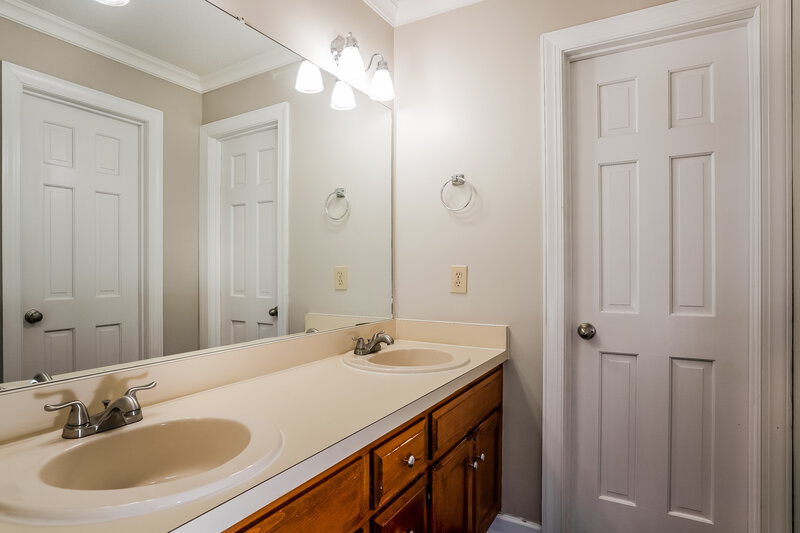 2,000/Mo, 1011 Mingo Pl Knightdale, NC 27545 Main Bathroom View