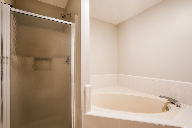 2,000/Mo, 1011 Mingo Pl Knightdale, NC 27545 Bathroom View