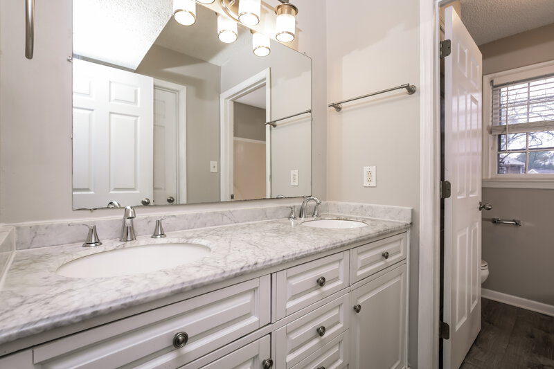 2,050/Mo, 2805 Fernhurst Ct Raleigh, NC 27604 Main Bathroom View
