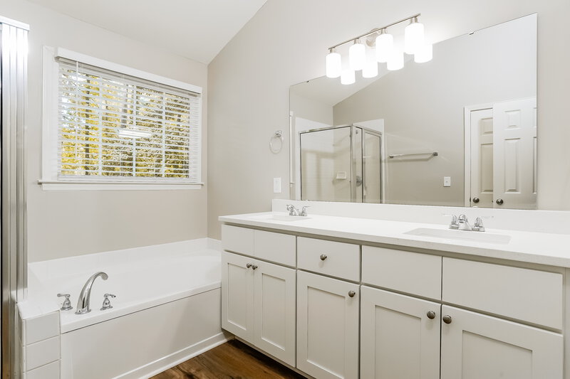 2,425/Mo, 4936 Bivens Dr Raleigh, NC 27616 Main Bathroom View