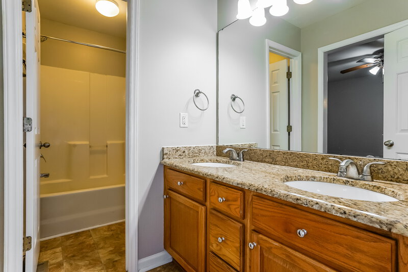 1,710/Mo, 305 Wood Green Drive Wendell, NC 27591 Main Bathroom View