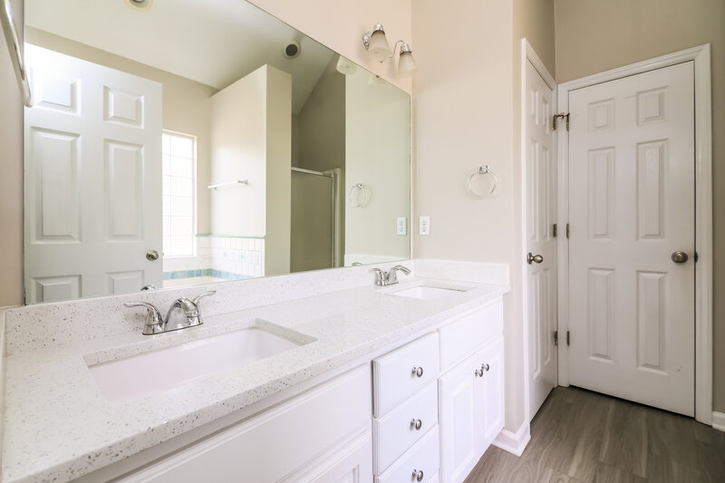 2,000/Mo, 128 Pondfield Ct Clayton, NC 27527 Main Bathroom View