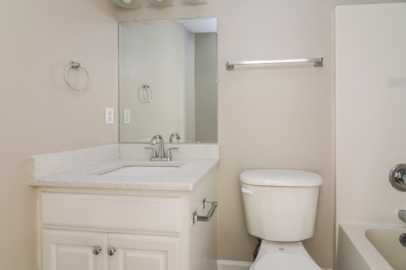 2,000/Mo, 128 Pondfield Ct Clayton, NC 27527 Bathroom View