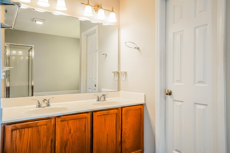 2,405/Mo, 5719 Peacenest Dr Raleigh, NC 27610 Main Bathroom View