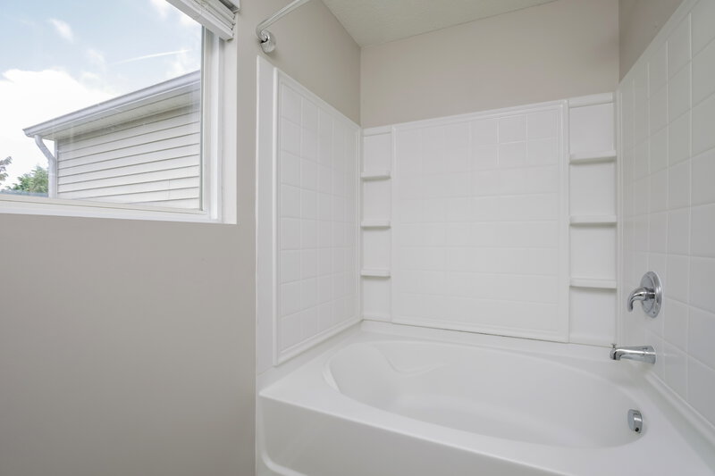 1,940/Mo, 70 Brookhaven Dr Clayton, NC 27527 Main Bathroom View 2