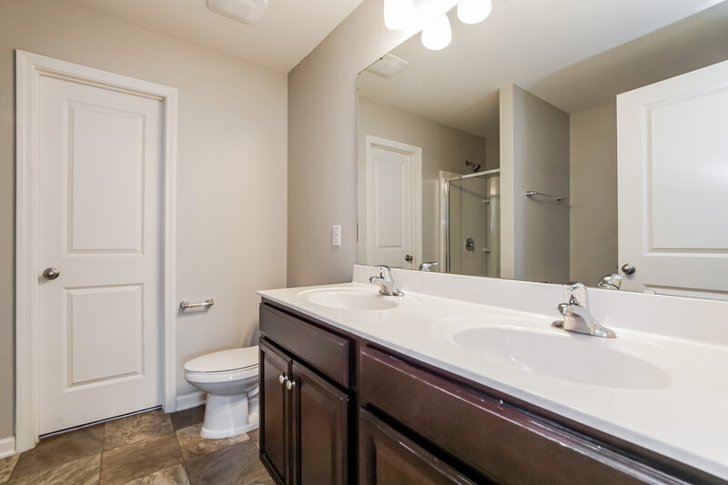2,340/Mo, 3616 Waleback Ln Raleigh, NC 27610 Main Bathroom View